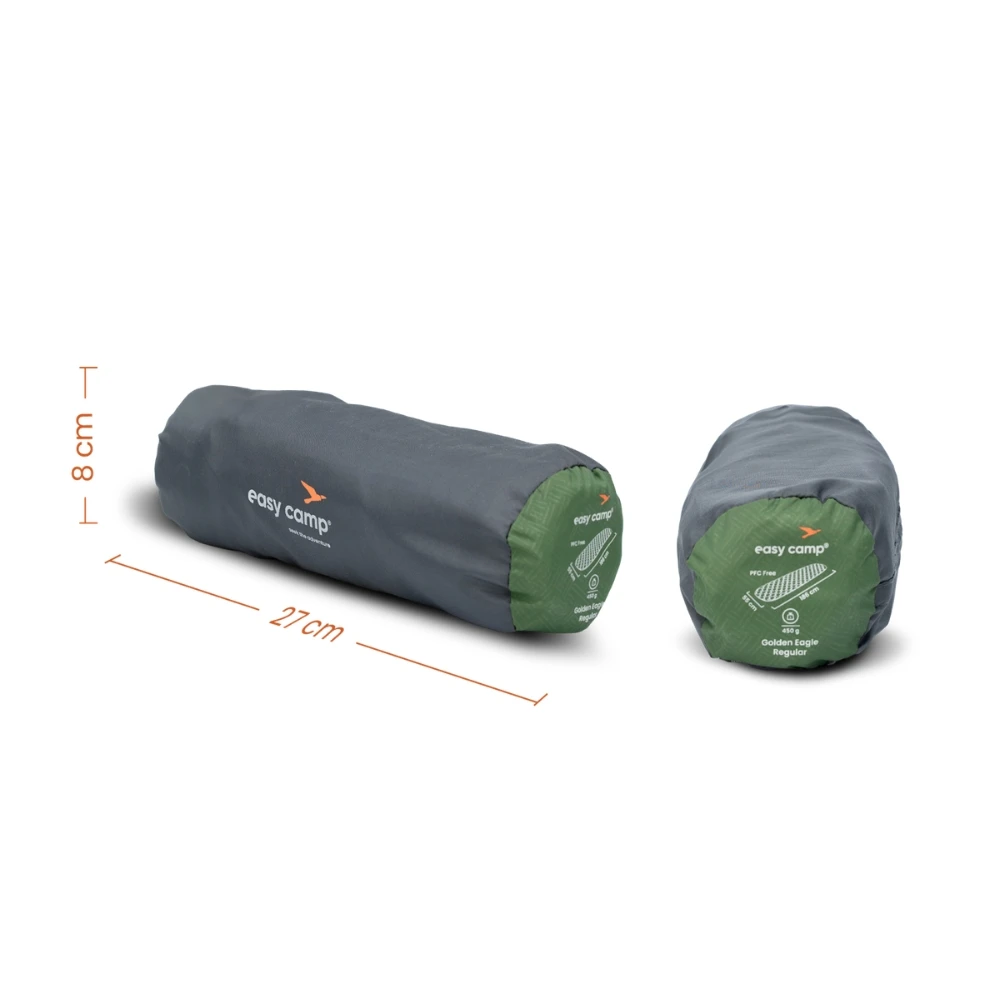 Kompakt verpackte Isomatte Golden-Eagle von Easy Camp für Motorrad-Camping, Länge 27 cm, Durchmesser 8 cm, in grauer und grüner Tragetasche.