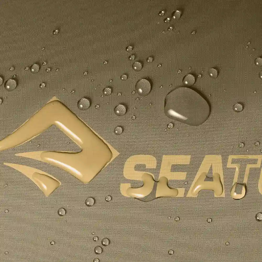 Nahaufnahme eines wasserdichten Gepäcksacks mit dem Logo von Sea to Summit, Wasserperlen auf der Oberfläche sichtbar. Perfekt für Motorrad-Camping.