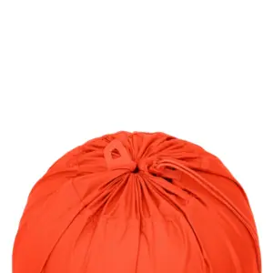 Nahaufnahme eines roten Packsacks mit Kordelzugverschluss, ideal für Motorrad Camping Zubehör 2026. Robuste, strapazierfähige Ausrüstung für Abenteuerreisen.