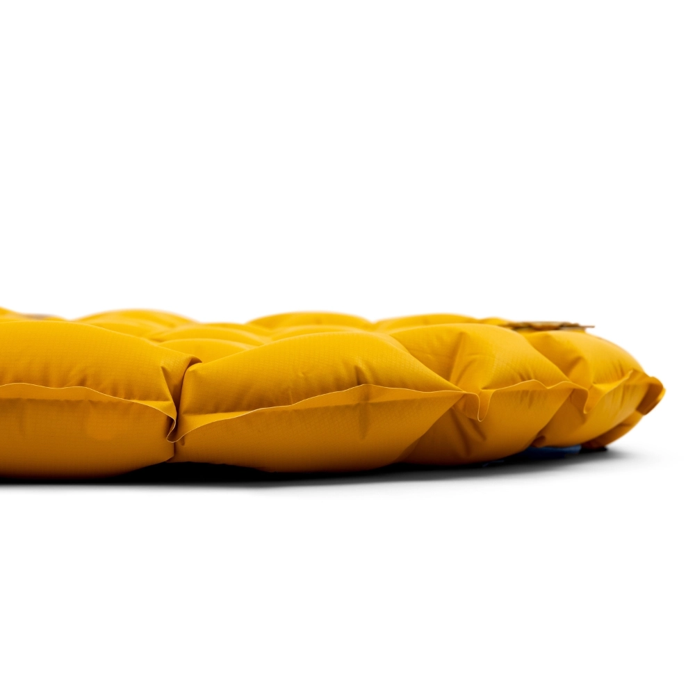 Detailansicht der Ultralight XR Isomatte in leuchtendem Gelb, ideal für Motorrad-Camping, zeigt die strukturierte Oberfläche und das leichte Design.
