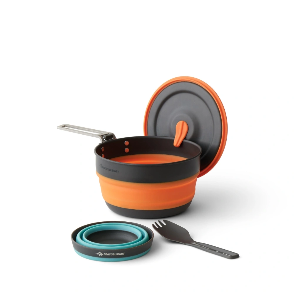 Zusammenklappbares Camping-Kochset mit Herd, Deckel und Besteck in Orange und Schwarz für Motorrad-Abenteuer.