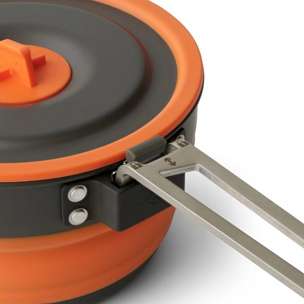 3-teiliges Kochset mit orange und schwarzem Design, ideal für Motorrad-Camping. Enthält einen Topfdeckel mit klappbarem Metallgriff für einfache Handhabung.