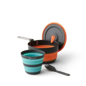 Kompaktes Camping-Kochset mit faltbarem Becher und Topf, ideal für Motorrad-Camping.
