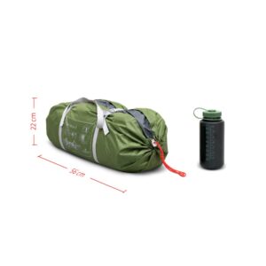 Motorradzelt Cima Versa 3 in grüner Tragetasche mit Abmessungen 56 cm x 22 cm neben einer schwarzen Trinkflasche, ideal für Motorrad-Camping.