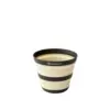 Zusammenklappbarer Becher von Sea to Summit in Creme und Schwarz, ideal für Motorrad-Camping, robustes Design.