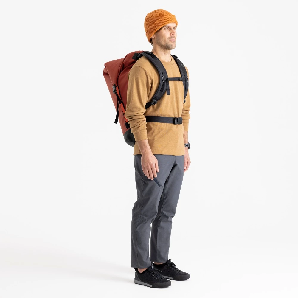 Mann trägt Big River Dry Backpack 50 Liter, ideal für Motorrad-Camping, mit oranger Mütze, braunem Pullover und grauer Hose