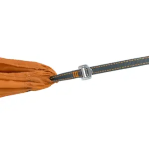 Nahaufnahme einer robusten orangefarbenen Camping-Hängematte mit grauem Gurt und Metallclip, ideal für Motorradreisende. Hochwertiges Zubehör für sicheres und bequemes Outdoor-Erlebnis.