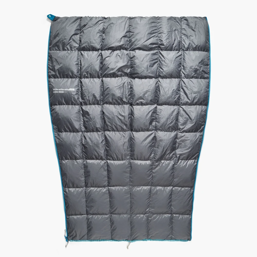 Grauer Daunenschlafsack Traveller für Motorrad-Camping, rechteckige Form mit hellblauem Rand, ideal für Outdoor-Abenteuer.