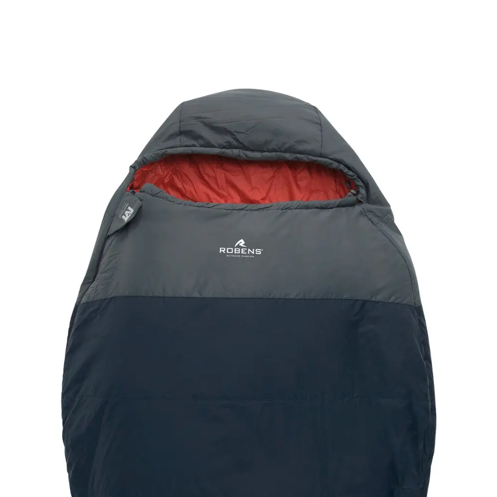 Der Robens Schlafsack Moraine II 5° in Dunkelblau mit rotem Innenfutter, ideal für Motorrad-Camping und Outdoor-Abenteuer, bietet Komfort bei kälteren Temperaturen.