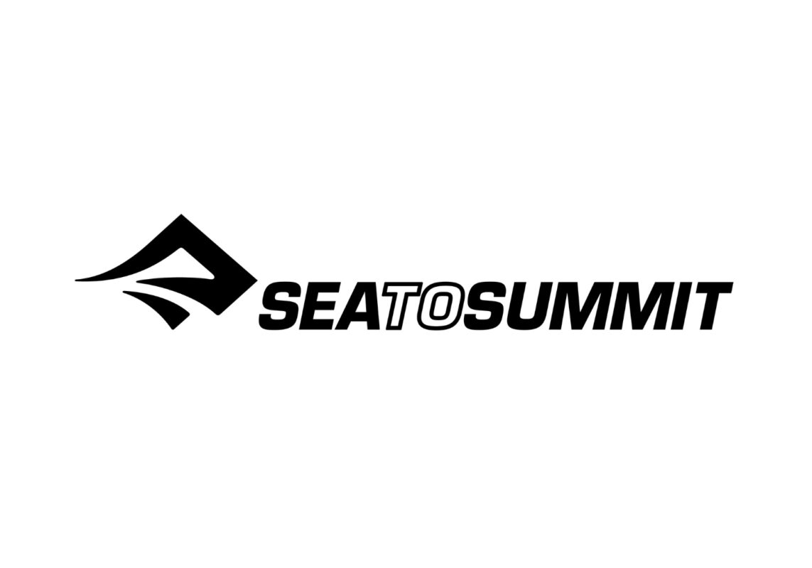 Schwarzes Seatosummit-Logo auf wei&szlig;em Hintergrund, ikonisches Design f&uuml;r Motorrad-Camping und Outdoor-Abenteuer.